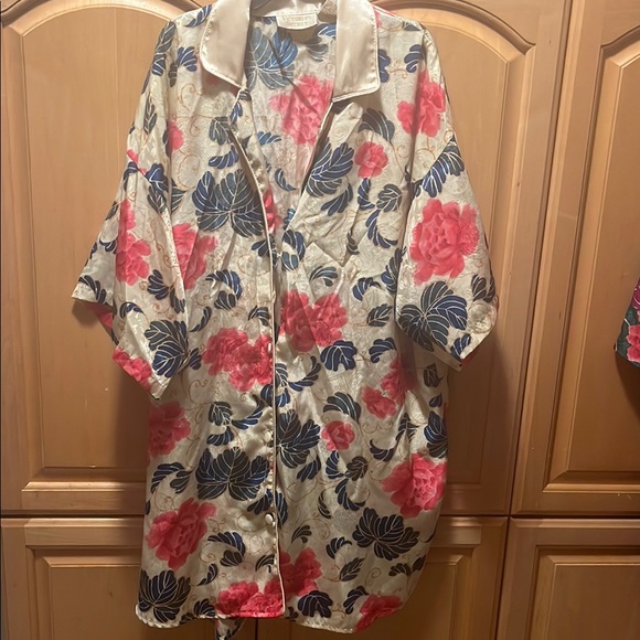 Victoria's Secret Other - Victoria’s Secret Floral Satin Kimono Robe